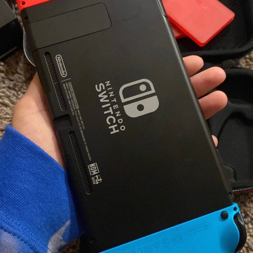 Nintendo Switch - Picture 4 of 9